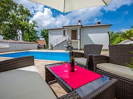 Modern Holiday Home With Pool in Pazin