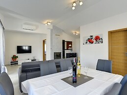 Modern Holiday Home With Pool in Pazin