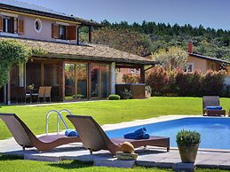 Luxurious Villa in Pomer with Pool & Hot Tub