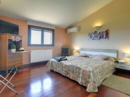 Luxurious Villa in Pomer with Pool & Hot Tub