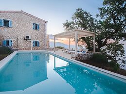 Modern Villa in Vasiliki with Swimming Pool & Hot Tub