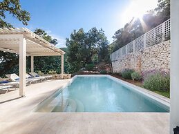 Modern Villa in Vasiliki with Swimming Pool & Hot Tub