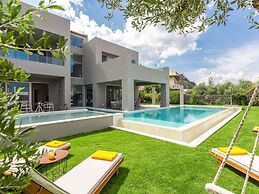 Lush Villa With Heated Pool 180m to the Beach