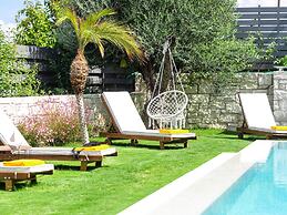 Lush Villa With Heated Pool 180m to the Beach