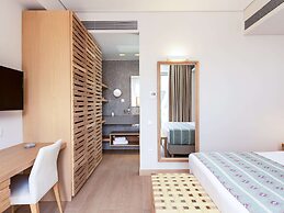 Lush Villa With Heated Pool 180m to the Beach