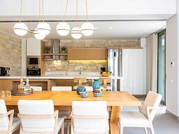 Lush Villa With Heated Pool 180m to the Beach