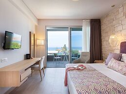 Lush Villa With Heated Pool 180m to the Beach