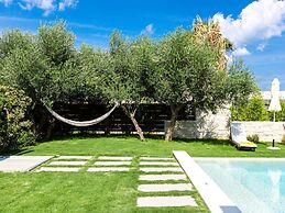 Lush Villa With Heated Pool 180m to the Beach