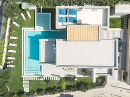 Lush Villa With Heated Pool 180m to the Beach