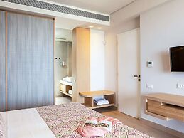 Lush Villa With Heated Pool 180m to the Beach