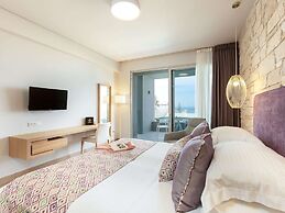 Lush Villa With Heated Pool 180m to the Beach