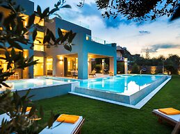 Lush Villa With Heated Pool 180m to the Beach