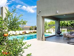 Lush Villa With Heated Pool 180m to the Beach