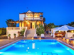 Spacious Villa with Private Pool & Outside Bar near Sea in Sisi