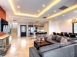 Great Villa, Enormous Pool, Nice Location near Village Sisi