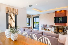 Great Villa, Enormous Pool, Nice Location near Village Sisi