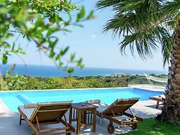 Infinity Pool Villa With Sea Views Near Rethymno City & Beach and Shad