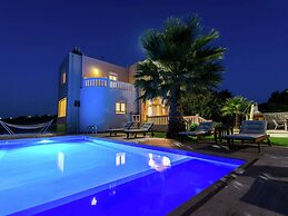 Infinity Pool Villa With Sea Views Near Rethymno City & Beach and Shad