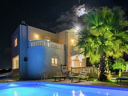 Infinity Pool Villa With Sea Views Near Rethymno City & Beach and Shad