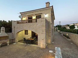 Luxurious Villa With Private Pool, Near a Couple of Restaurants & Sand