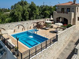 Luxurious Villa With Private Pool, Near a Couple of Restaurants & Sand