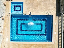 Luxurious Villa With Private Pool, Near a Couple of Restaurants & Sand