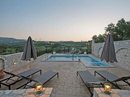 Luxurious Villa With Private Pool, Near a Couple of Restaurants & Sand