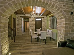 Luxurious Villa With Private Pool, Near a Couple of Restaurants & Sand