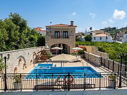 Luxurious Villa With Private Pool, Near a Couple of Restaurants & Sand