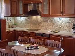 Luxurious Villa With Private Pool, Near a Couple of Restaurants & Sand