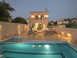 Luxurious Villa With Private Pool, Near a Couple of Restaurants & Sand