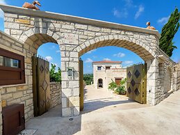 Luxurious Villa With Private Pool, Near a Couple of Restaurants & Sand