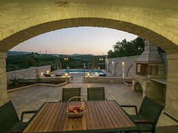 Luxurious Villa With Private Pool, Near a Couple of Restaurants & Sand