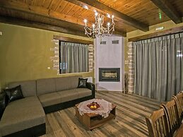 Luxurious Villa With Private Pool, Near a Couple of Restaurants & Sand