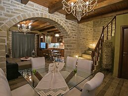 Luxurious Villa With Private Pool, Near a Couple of Restaurants & Sand