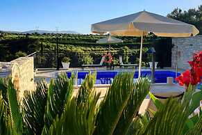 Luxurious Villa With Private Pool, Near a Couple of Restaurants & Sand