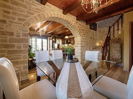 Luxurious Villa With Private Pool, Near a Couple of Restaurants & Sand