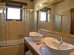 Luxurious Villa With Private Pool, Near a Couple of Restaurants & Sand