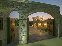 Luxurious Villa With Private Pool, Near a Couple of Restaurants & Sand