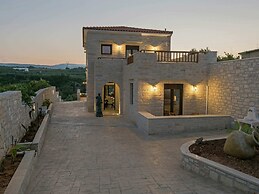 Luxurious Villa With Private Pool, Near a Couple of Restaurants & Sand