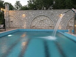 Luxurious Villa With Private Pool, Near a Couple of Restaurants & Sand