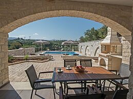 Luxurious Villa With Private Pool, Near a Couple of Restaurants & Sand