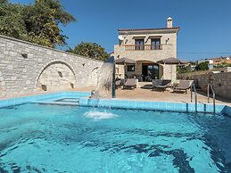 Luxurious Villa With Private Pool, Near a Couple of Restaurants & Sand