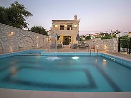 Luxurious Villa With Private Pool, Near a Couple of Restaurants & Sand