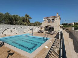 Luxurious Villa With Private Pool, Near a Couple of Restaurants & Sand