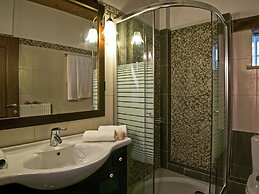 Luxurious Villa With Private Pool, Near a Couple of Restaurants & Sand