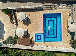 Luxurious Villa With Private Pool, Near a Couple of Restaurants & Sand