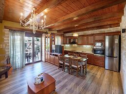 Luxurious Villa With Private Pool, Near a Couple of Restaurants & Sand