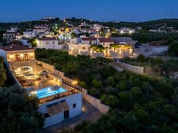 Luxurious Villa With Private Pool, Near a Couple of Restaurants & Sand