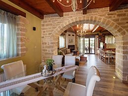 Luxurious Villa With Private Pool, Near a Couple of Restaurants & Sand